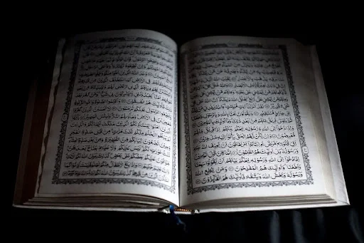 Calligraphy in the Haram: A Qur’anic Art Trail Through Makkah and Madinah